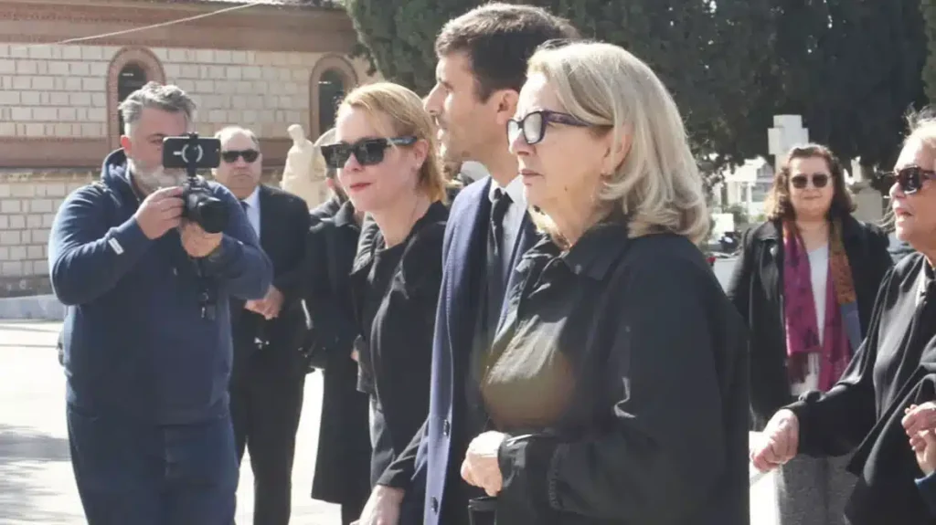 Συγκίνησε η Λένα Παπαληγούρα: «Ο πατέρας μου έφυγε κρατώντας το χέρι της συντρόφου του, η ανακουφιστική φροντίδα δεν είναι πολυτέλεια»