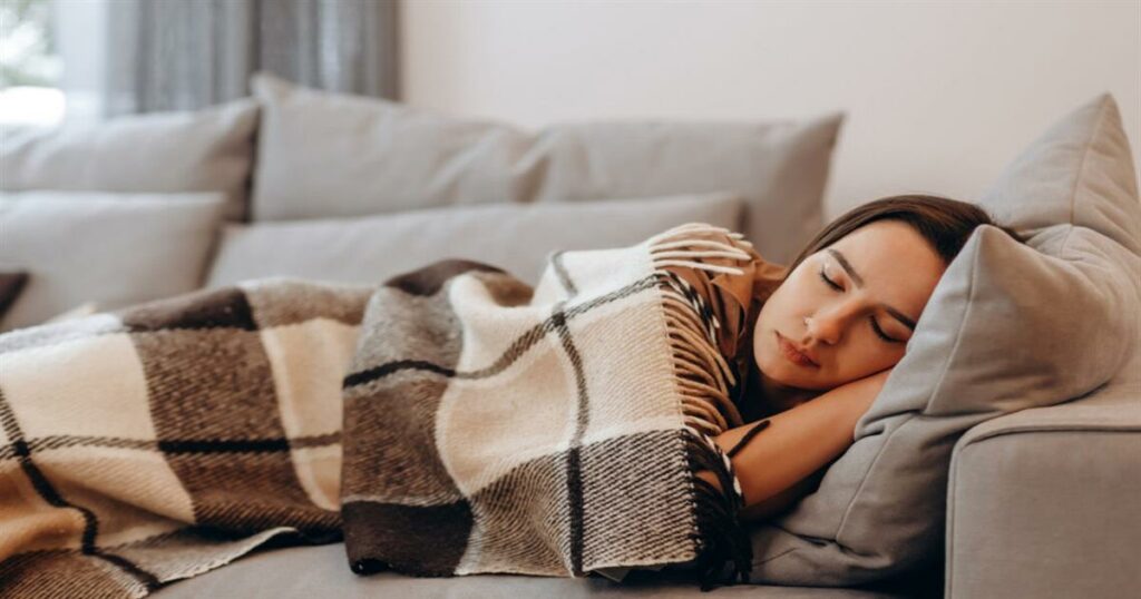 Γιατί δεν πρέπει να σας παίρνει ο ύπνος στον καναπέ – Ο “γλυκός” ύπνος εκεί, δεν είναι όπως νομίζουμε