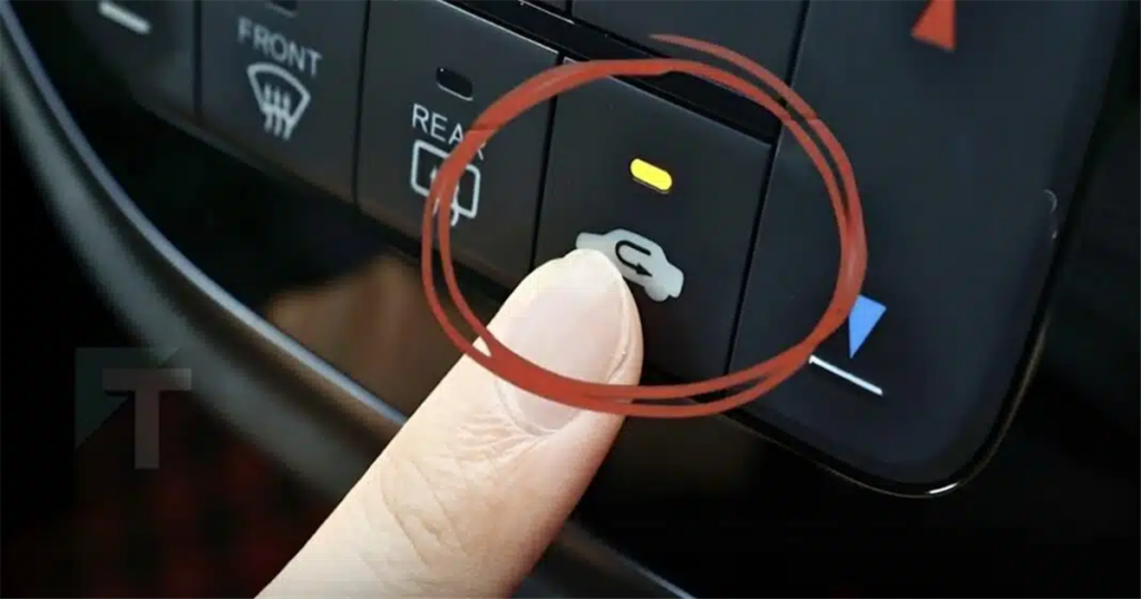 Το κουμπί στο ταμπλό που οι περισσότεροι οδηγοί αγνοούν — και γιατί στην πραγματικότητα είναι σημαντικό