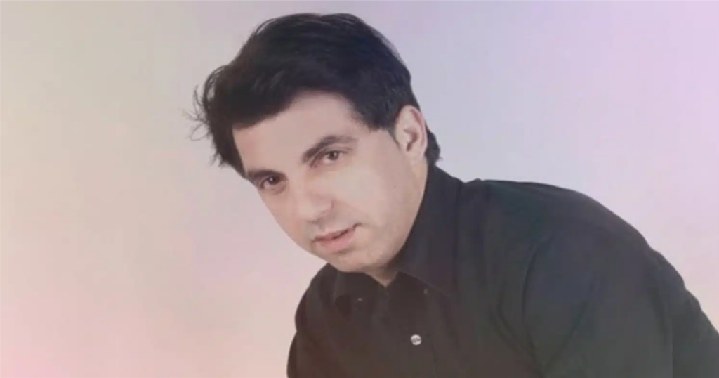 ΑΥΤΟΣ ΕΙΝΑΙ Ο ΓΝΩΣΤΟΣ ΕΛΛΗΝΑΣ ΤΡΑΓΟΥΔΙΣΤΗΣ ΠΟΥ ΤΟΝ ΕΣΦΑΞΑΝ ΣΗΜΕΡΑ ΕΞΩ ΑΠΟ ΤΟ ΣΠΙΤΙ ΤΟΥ