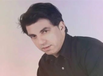 ΑΥΤΟΣ ΕΙΝΑΙ Ο ΓΝΩΣΤΟΣ ΕΛΛΗΝΑΣ ΤΡΑΓΟΥΔΙΣΤΗΣ ΠΟΥ ΤΟΝ ΕΣΦΑΞΑΝ ΣΗΜΕΡΑ ΕΞΩ ΑΠΟ ΤΟ ΣΠΙΤΙ ΤΟΥ