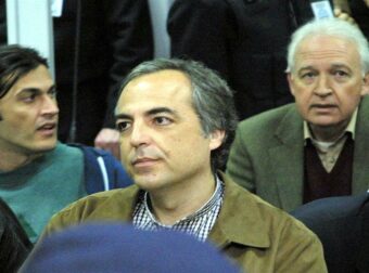 Με πόσα χρόνια φυλακή καταδικάστηκαν τα μέλη της 17Ν; Ποιοι αποφυλακίστηκαν και ποιοι παραμένουν στην φυλακή;