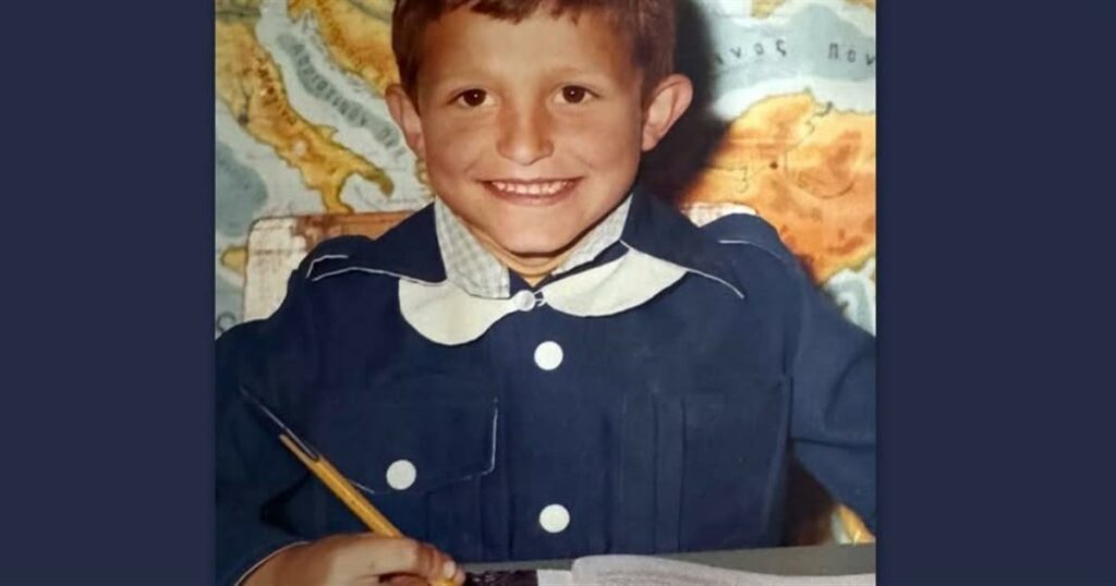 Το χαμογελαστό αγοράκι της φωτογραφίας είναι πετυχημένος Έλληνας ηθοποιός