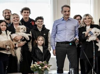 Βίντεο Μητσοτάκη από τη συνάντηση με τους επαναπατρισθέντες από τη Μέση Ανατολή με τα ζώα συντροφιάς τους