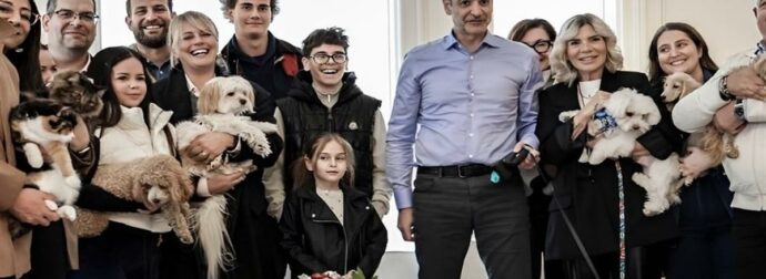 Βίντεο Μητσοτάκη από τη συνάντηση με τους επαναπατρισθέντες από τη Μέση Ανατολή με τα ζώα συντροφιάς τους
