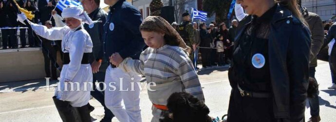 Από τις πιο δυνατές στιγμές της 25ης Μαρτίου η παρέλαση της μικρής Φωτεινής και του σκύλου βοηθού της