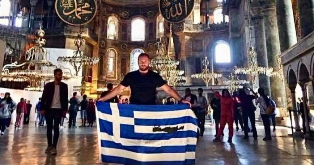Σάλος στην Τουρκία: Έλληνας σήκωσε την ελληνική σημαία μέσα στην Αγία Σοφία ανήμερα της 25ης Μαρτίου