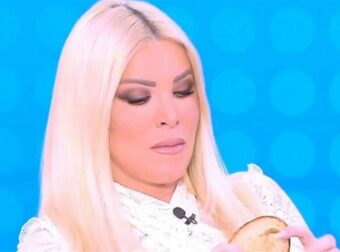 Κατερίνα Καινούργιου: Αμηχανία on air με τα πλάνα την ώρα που έτρωγε – «Γιατί με δείχνεις ρε παιδάκι μου;»