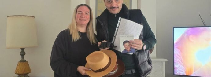 Αλέξανδρος Τσουβέλας: Η οικογένεια του Χάρρυ Κλυνν του χάρισε προσωπικά του αντικείμενα – Συγκινημένος ο κωμικός