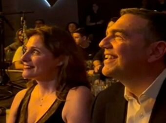 «Ό,τι νότες πω μέχρι το τέλος, είναι για σένα»: Η συγκλονιστική αφιέρωση του Μίλτου Πασχαλίδη στον Αλέξη Τσίπρα στον «Σταυρό του Νότου»