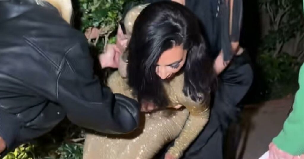 Κιμ Καρντάσιαν – «Έφαγε» τούμπα λίγο πριν την είσοδο στο after party των Όσκαρ