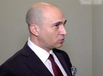 Κωνσταντίνος Μπογδάνος για Ντουμπάι: «Παράγουμε φουσκοχειλούδες ελαφρών ηθών influencers, όλοι ξέρουμε τι κάνουν εκεί»