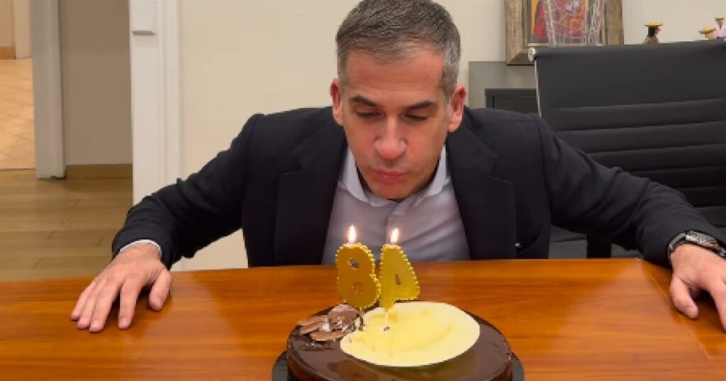 Γενέθλια για τον Κώστα Μπακογιάννη: Έσβησε την τούρτα στο γραφείο του (Βίντεο)