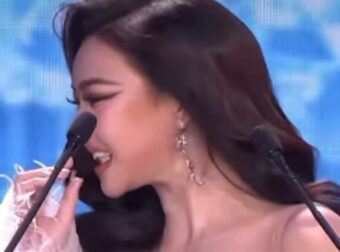 Μις Ταϊλάνδη: Η στιγμή που «φεύγουν» τα δόντια υποψήφιας πάνω στη σκηνή (Βίντεο)