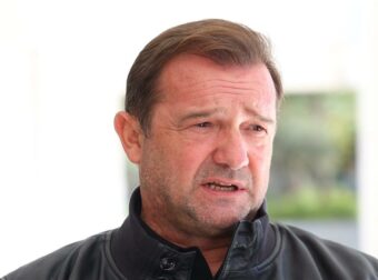 Ξέσπασε ο Νίκος Πλακιάς: «Όποιος βρεθεί μπροστά μου και προσπαθήσει να σπιλώσει την μνήμη των παιδιών μου, θα ισοπεδωθεί»