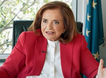 Ντόρα Μπακογιάννη: «Στα εγγόνια κάνω ό,τι θέλω – Η Αλεξία πήγε να μου επιβάλει κανόνες και της έκοψα τον βήχα»