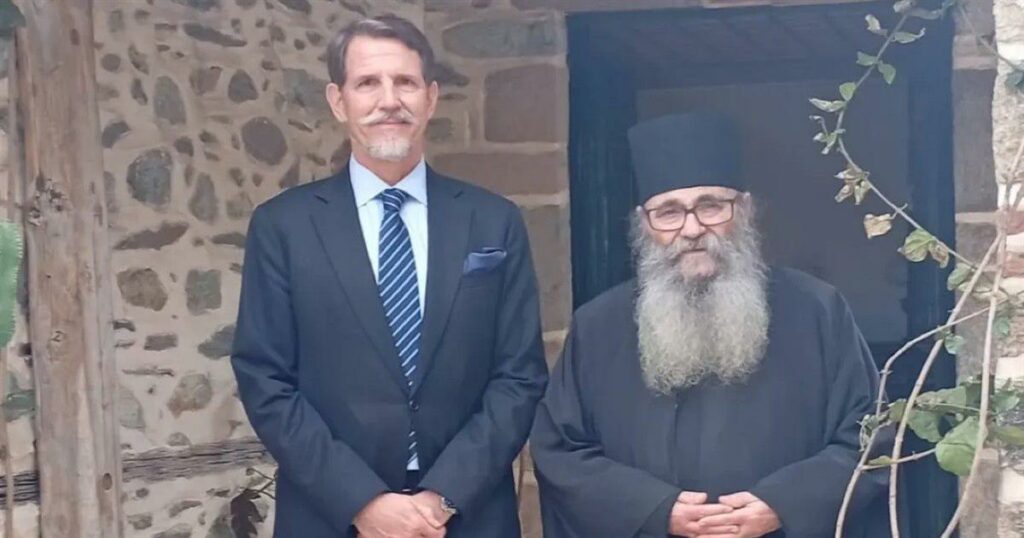 Στο Άγιον Όρος ο Παύλος Ντε Γκρες: Έψαλε το «Πατέρ Ημών» – Δείτε φωτογραφίες