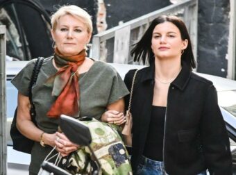 Νατάσα Παζαΐτη – Αλίκη Καραμανλή: Σπάνια εμφάνιση μητέρας και κόρης στο κέντρο της Αθήνας