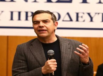 Τσίπρας: «Γελωτοποιός του βασιλιά Τραμπ ο Μητσοτάκης. Ανεύθυνη και επικίνδυνη η κυβέρνηση» – Η «επίθεση» στον Κυριάκο Μητσοτάκη