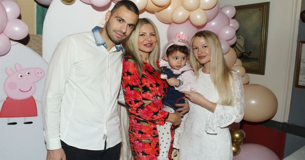 Τάρια Μπούρα: Το άλμπουμ των γενεθλίων της εγγονής της, Δούκισσας Μητροπούλου