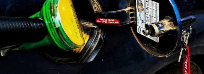 Ψυχραιμία! Οι Έλληνες κάνουν ουρές στα βενζινάδικα και αδειάζουν τα αποθέματα, 1,76 η βενζίνη – Τελειώνει η αμόλυβδη…