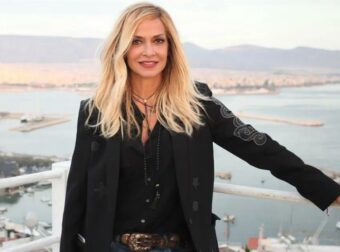 Η Άννα Βίσση στα 68 της, πιο λαμπερή από ποτέ: Αυτοί είναι οι 11 κανόνες ομορφιάς που ακολουθεί