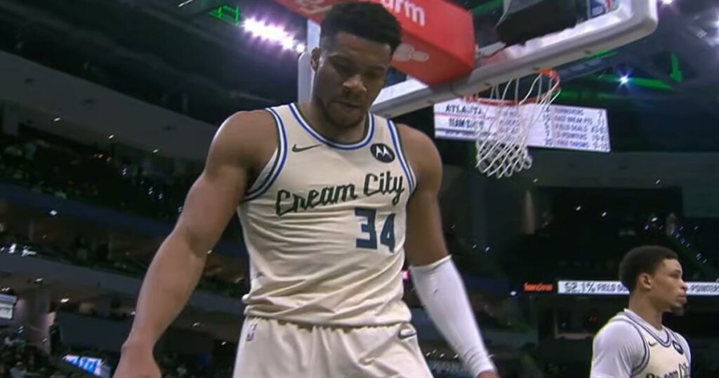 Γιάννης Αντετοκούνμπο: Εντάσεις στο τελευταίο παιχνίδι με τους Χοκς – Του επιβλήθηκε ποινή (Βίντεο)