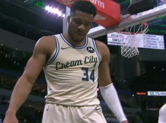 Γιάννης Αντετοκούνμπο: Εντάσεις στο τελευταίο παιχνίδι με τους Χοκς – Του επιβλήθηκε ποινή (Βίντεο)