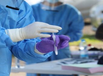 Εμβόλια COVID: Λύθηκε το μυστήριο των θρομβώσεων που μπορεί να προκαλέσουν – Τι αποκάλυψε νέα μεγάλη έρευνα