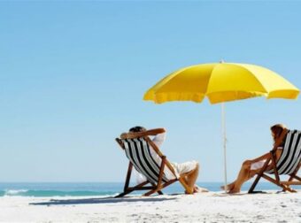 Η Ελλάδα τίγκα στους τουρίστες, αλλά ένας στους δύο Έλληνες δεν αντέχει ούτε μία εβδομάδα διακοπές τον χρόνο