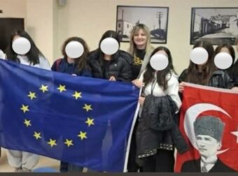 Σοκ έχει προκαλέσει η φωτογράφιση αντιδημάρχου στην Ελασσόνα με σημαία του Κεμάλ Ατατούρκ! Τι έγινε;