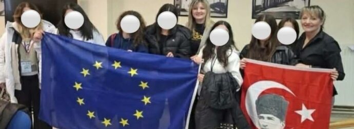 Σοκ έχει προκαλέσει η φωτογράφιση αντιδημάρχου στην Ελασσόνα με σημαία του Κεμάλ Ατατούρκ! Τι έγινε;