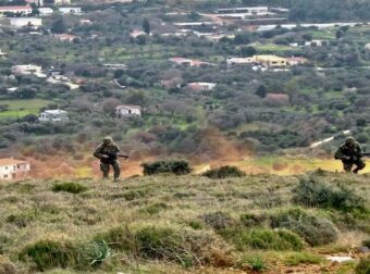 Έλληνες απαντούν για την επιστράτευση: «Το καθήκον μας καλεί» – «Δεν έχω κανένα λόγο να πολεμήσω»