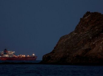 Ελληνόκτητο πλοίο έσπασε το «μπλόκο» στα Στενά του Ορμούζ – Το πρώτο πλοίο που περνά από τις 2 Μαρτίου