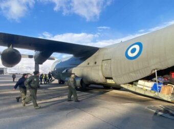 Ελευσίνα: Μόλις προσγειώθηκε το C-130 με 91 Έλληνες που είχαν εγκλωβιστεί στο Άμπου Ντάμπι