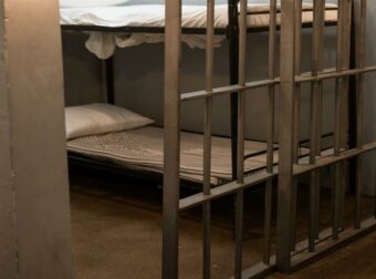 Αιματηρό επεισόδιο στις φυλακές: Μαχαίρωσε πισώπλατα συγκρατούμενό του επειδή… τον ξύπνησε για να πάει τουαλέτα