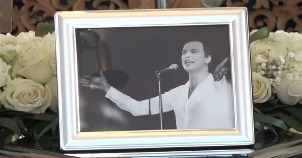 Κηδεία Γιώργου Μαρίνου: Συγκίνηση στο τελευταίο “αντίο” στο Κοιμητήριο Βούλας