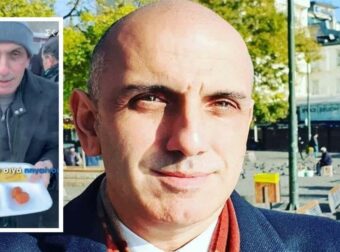 Ο Μανώλης Κωστίδης στην ουρά για το συσσίτιο των δημοσιογράφων που μοιράζουν οι Τούρκοι στα σύνορα