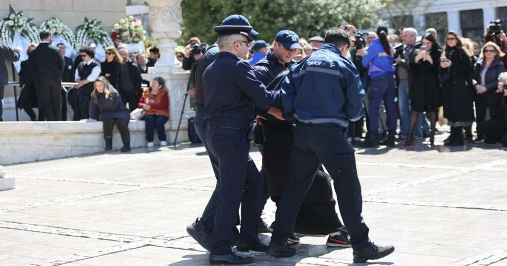 Κηδεία Μαρινέλλας: Επεισόδιο με την Ελένη Λουκά – Την απομάκρυναν αστυνομικοί!