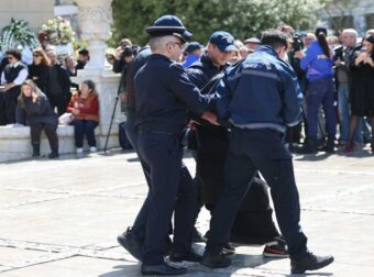 Κηδεία Μαρινέλλας: Επεισόδιο με την Ελένη Λουκά – Την απομάκρυναν αστυνομικοί!