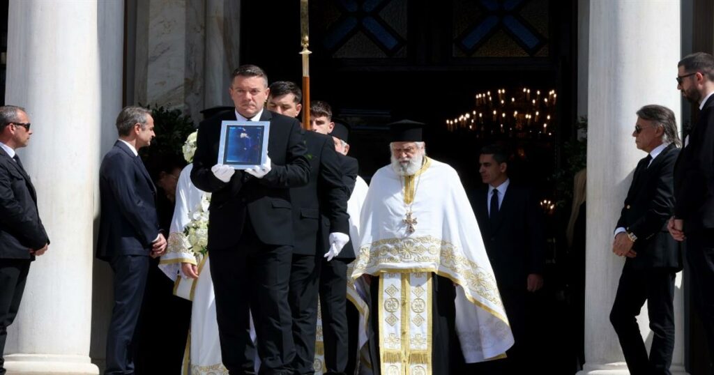 Κηδεία Μαρινέλλας: Το τελευταίο χειροκρότημα στην θρυλική καλλιτέχνιδα (Βίντεο)