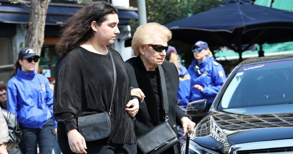 Κηδεία Μαρινέλλας: Τραγική φιγούρα η αδερφή της, Λούλα στο τελευταίο «αντίο»