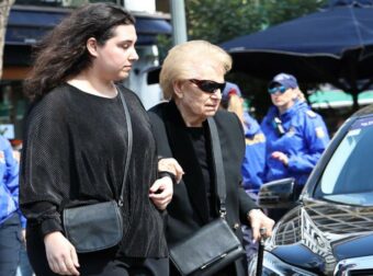 Κηδεία Μαρινέλλας: Τραγική φιγούρα η αδερφή της, Λούλα στο τελευταίο «αντίο»