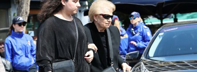 Κηδεία Μαρινέλλας: Τραγική φιγούρα η αδερφή της, Λούλα στο τελευταίο «αντίο»