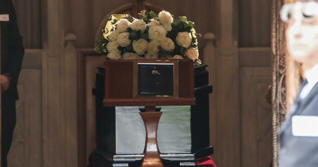 Κηδεία Μαρινέλλας: Σοκαριστική η εικόνα της μέσα στο φέρετρο με κόκκινο φουλάρι – «Ήταν μια κούκλα»