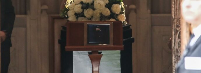 Κηδεία Μαρινέλλας: Σοκαριστική η εικόνα της μέσα στο φέρετρο με κόκκινο φουλάρι – «Ήταν μια κούκλα»