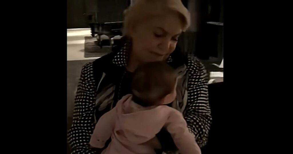 Μαρινέλλα: Το σπάνιο βίντεο όπου νανουρίζει στην αγκαλιά της την κόρη πασίγνωστης τραγουδίστριας