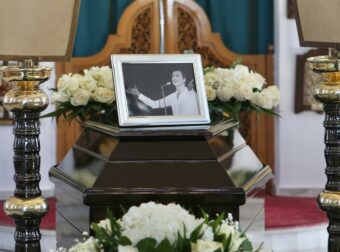 Γιώργος Μαρίνος: Σε κλίμα συγκίνησης η κηδεία του – «Τσακίζει» κόκαλα το στεφάνι της Παγιατάκη