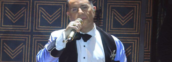 Γιώργος Μαζωνάκης: Η νέα εκκεντρική του εμφάνιση με κόκκινα μαλλιά (Βίντεο)