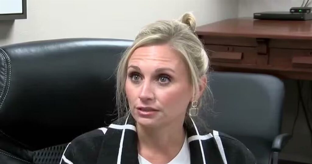 Καταδικάστηκε δήμαρχος που συνευρέθηκε ερωτiκά με τον 16χρονο καλύτερο φίλο του γιου της